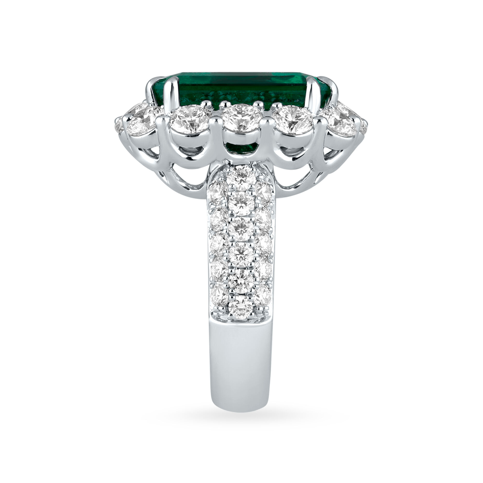 Oval Emerald and Diamond Halo Ring | Maison Birks Salon